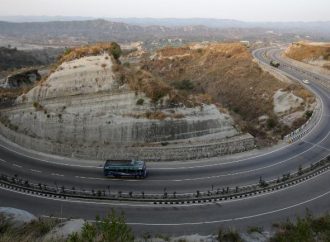 Srinagar-Jammu highway open for 2-way traffic