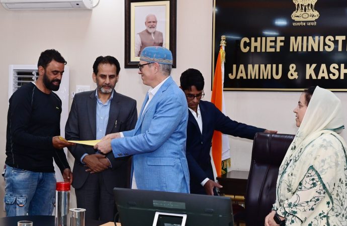 CM Omar asks Education Deptt employees to work with sincerity, dedication