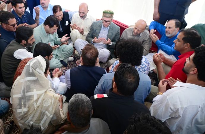 CM Omar visits MP Engineer Rashid’s residence, offers condolences on father’s death