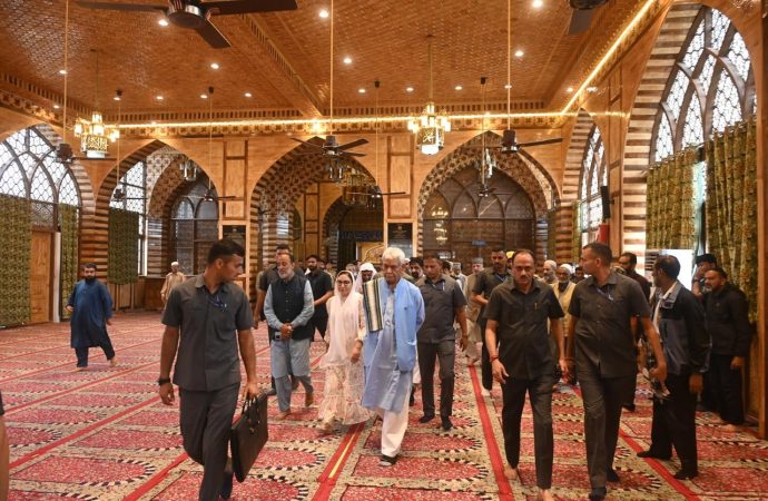 LG Sinha visits Hazratbal shrine; reviews preparations for Eid-ul-Adha
