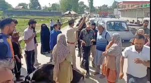 Residents protest against garbage dumping near Tarli Bridge in Handwara