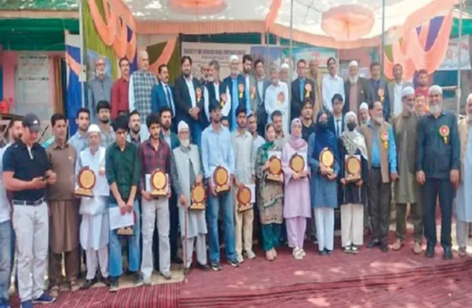 SEET felicitates achievers, calls for youth empowerment in Trehgam