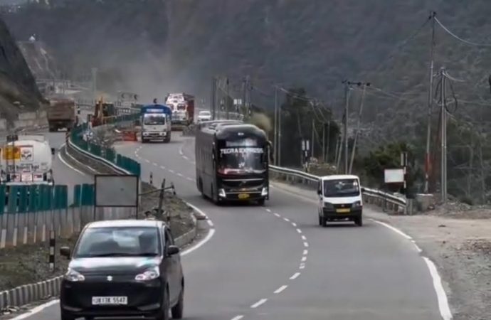 Srinagar-Jammu highway open for 2-way traffic
