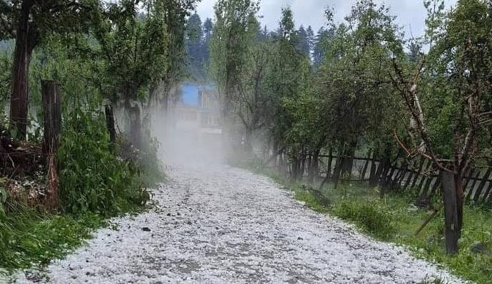 2 die as storms, lightning, hail batter J&K