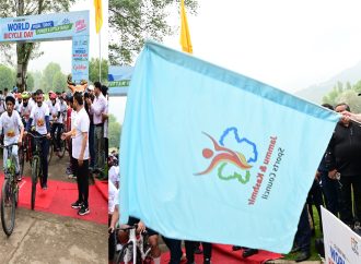 CM Omar Abdullah flags off Cyclothon on World Bicycle Day
