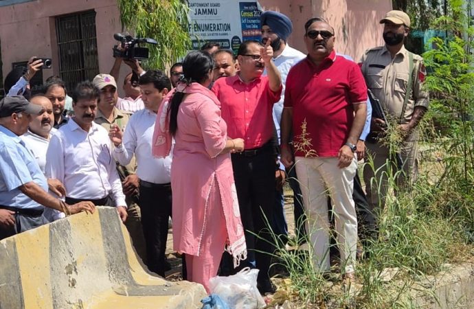 Deputy CM inspects Jeevan Nagar Bridge project