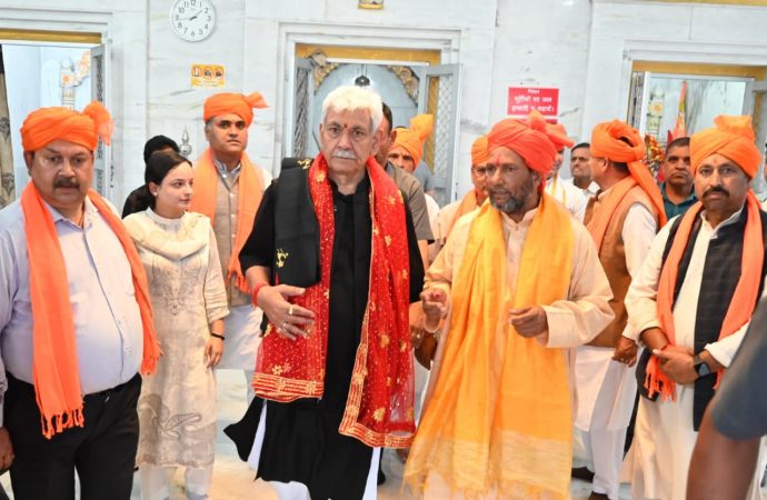 LG Sinha prays for peace, prosperity of J&K