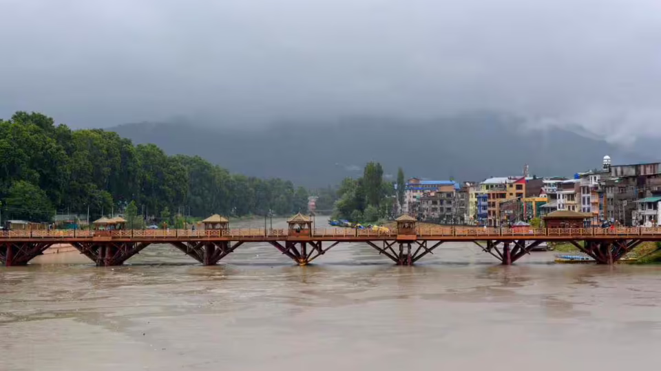 Jhelum recedes, flood threat eases
