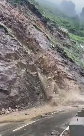 Landslide disrupts Srinagar-Jammu highway
