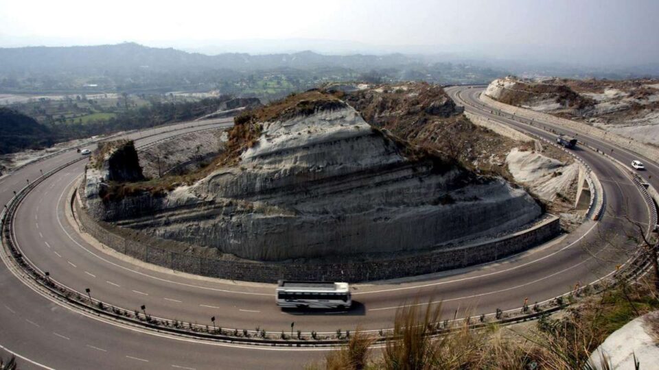 Highway disruptions threaten Kashmir apple trade
